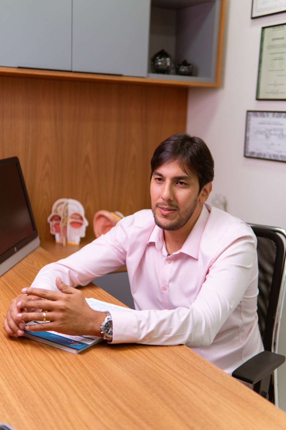 Dr. Amim Felipe conversando no consultório